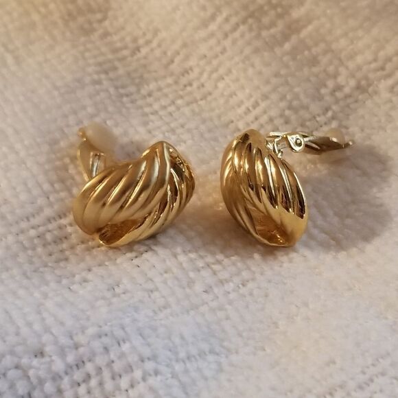 Vintage Jordache Clip On earrings never worn - Picture 8 of 10